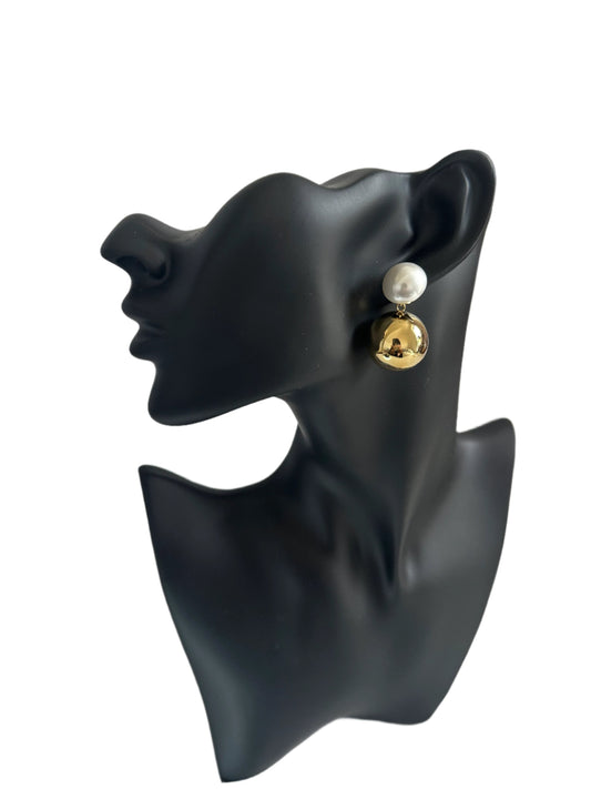 An elegant black headpiece featuring beautiful gold and pearl earrings, ideal for enhancing formal attire.