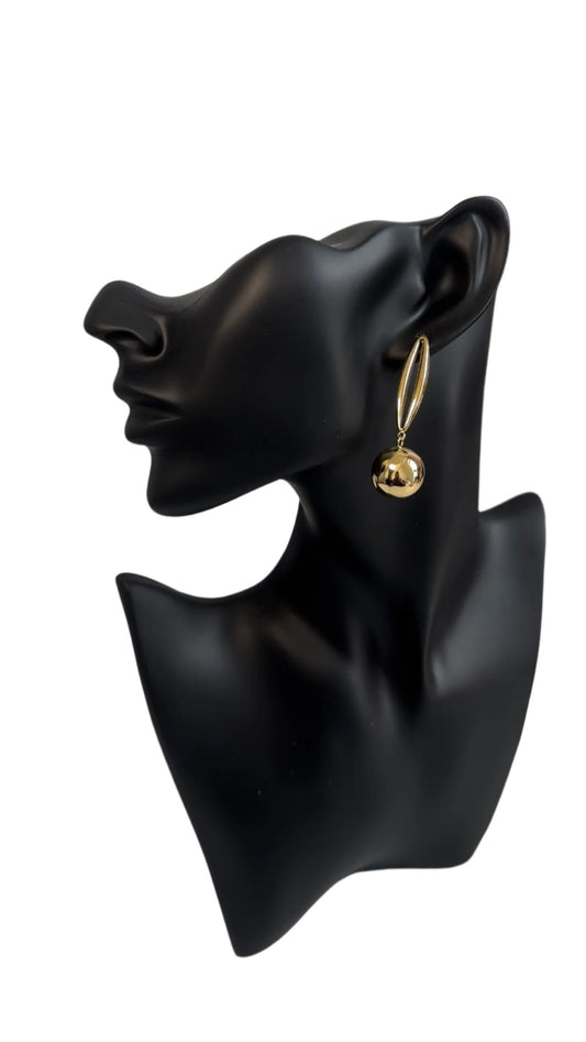 A Black mannequin head featuring luxurious gold earrings, emphasizing a chic and contemporary jewelry display.